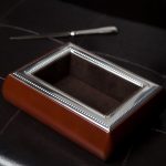 GBG - EZÜSTÖZÖTT FA ÉKSZERDOBOZ DÍSZTETŐVEL