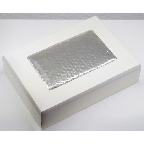 Ezüstözött ékszerdoboz: 4.5 x 13.5 x 18.5 cm